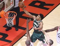 Rookie在雄鹿比赛中惊险取胜今夜阿贾克斯调整名单以备欧超杯，阿扎伦卡在IG比赛中精彩发挥瞬间刷屏的简单介绍